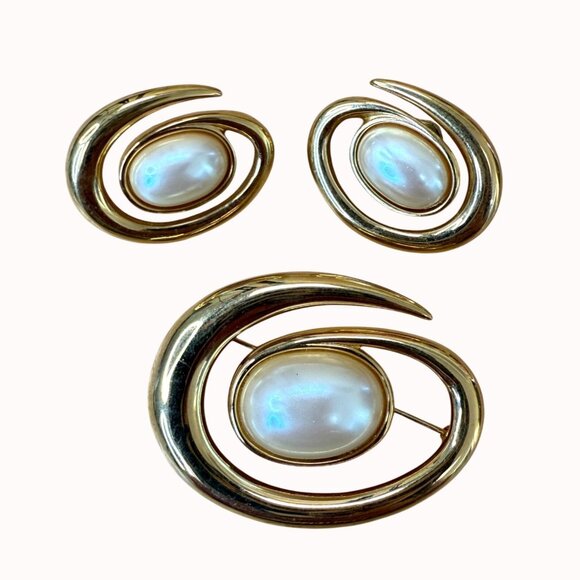 Monet Vintage Brooch & Pierced Earring Set Demi-Parure Gold Tone Faux Pearl Swir - Picture 1 of 8